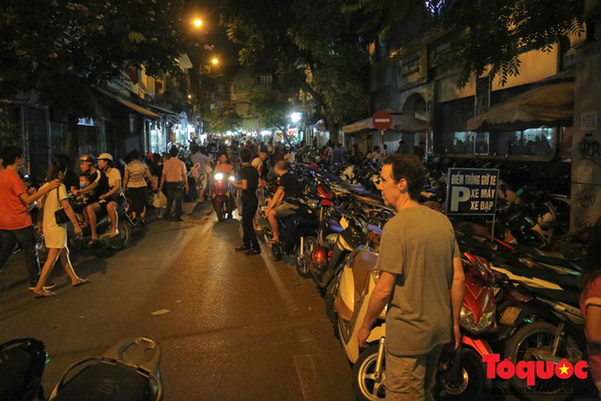 Ha Noi: Lan chiem via he, dan pho co bien long duong thanh bai gui xe