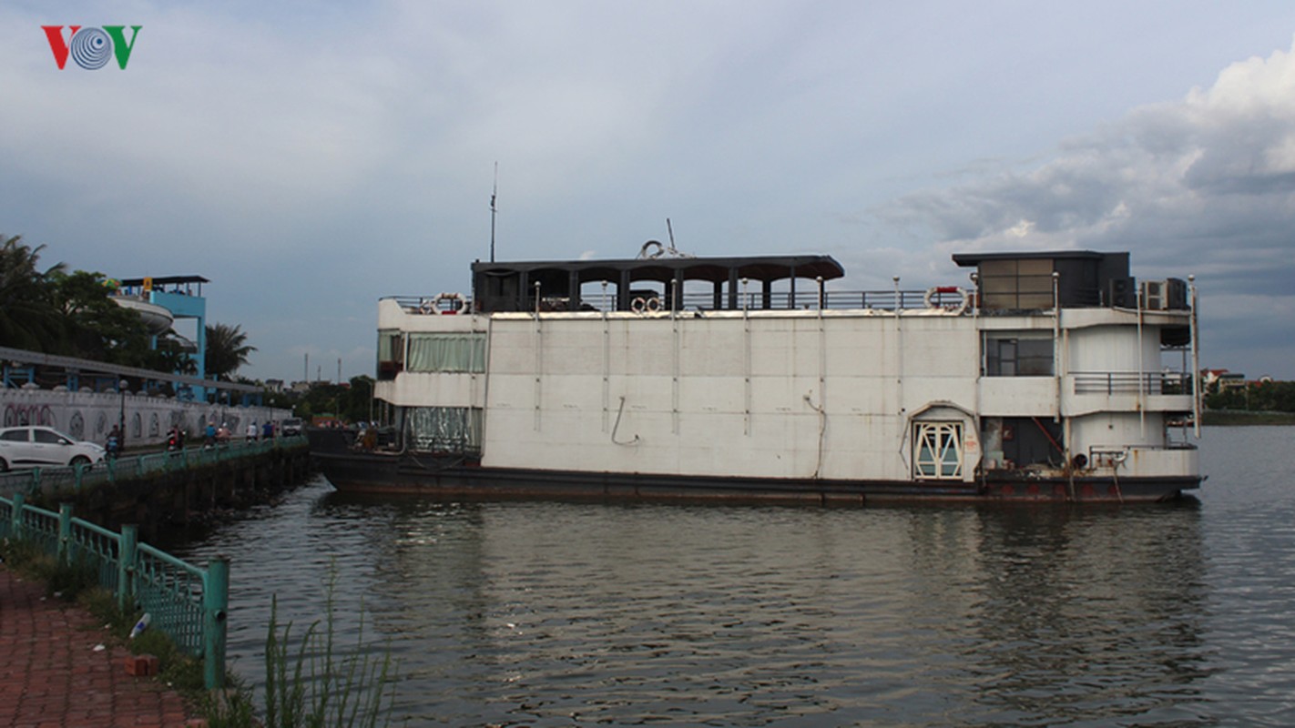 Du thuyen, nha hang noi hoang tan vat vo ben Ho Tay-Hinh-7