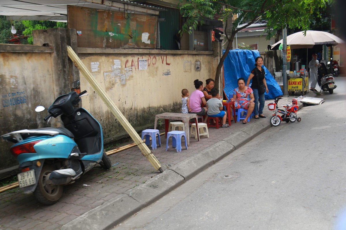 Muu sinh bat chap, nguoi dan ngoi ngay duoi buc tuong sap do-Hinh-12