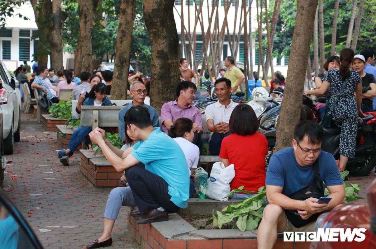 Thi vao lop 10: Nang nong tren 40 do C, phu huynh thap thom cho con-Hinh-7