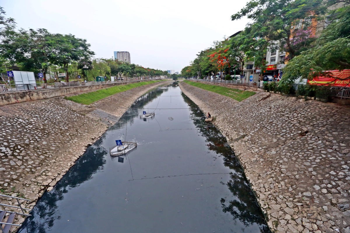 Tai sao nguoi dan ong cau ca tren song To Lich lam ca Ha Noi xon xao?-Hinh-11