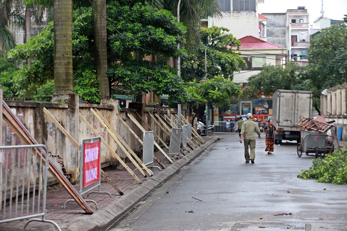 Pha do nhung buc tuong 'chong nang' o phuong Mai Dich-Hinh-12