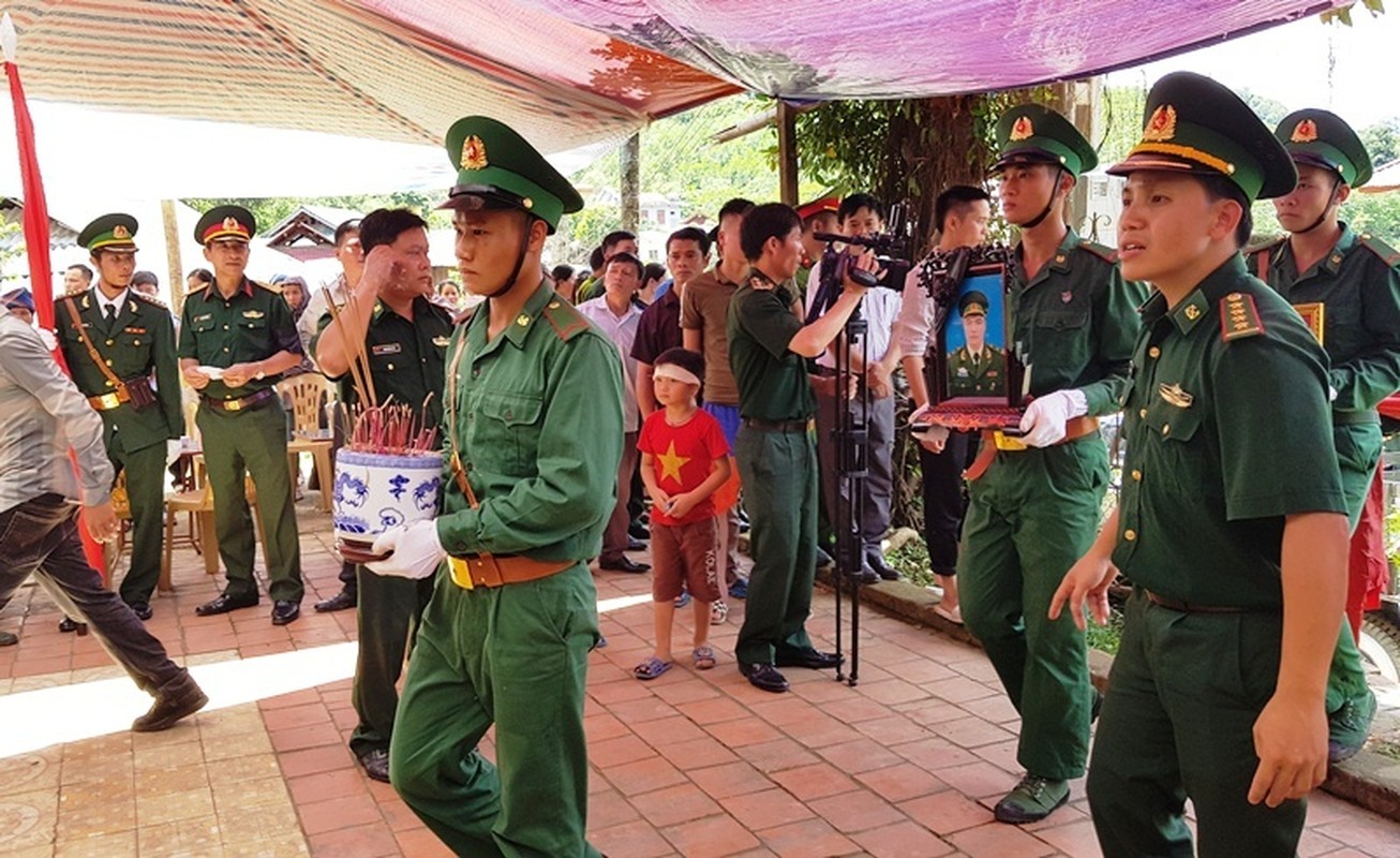Nguoi dan khoc nhu mua tien dua Thieu ta bien phong Thanh Hoa hi sinh khi bat ma tuy-Hinh-3