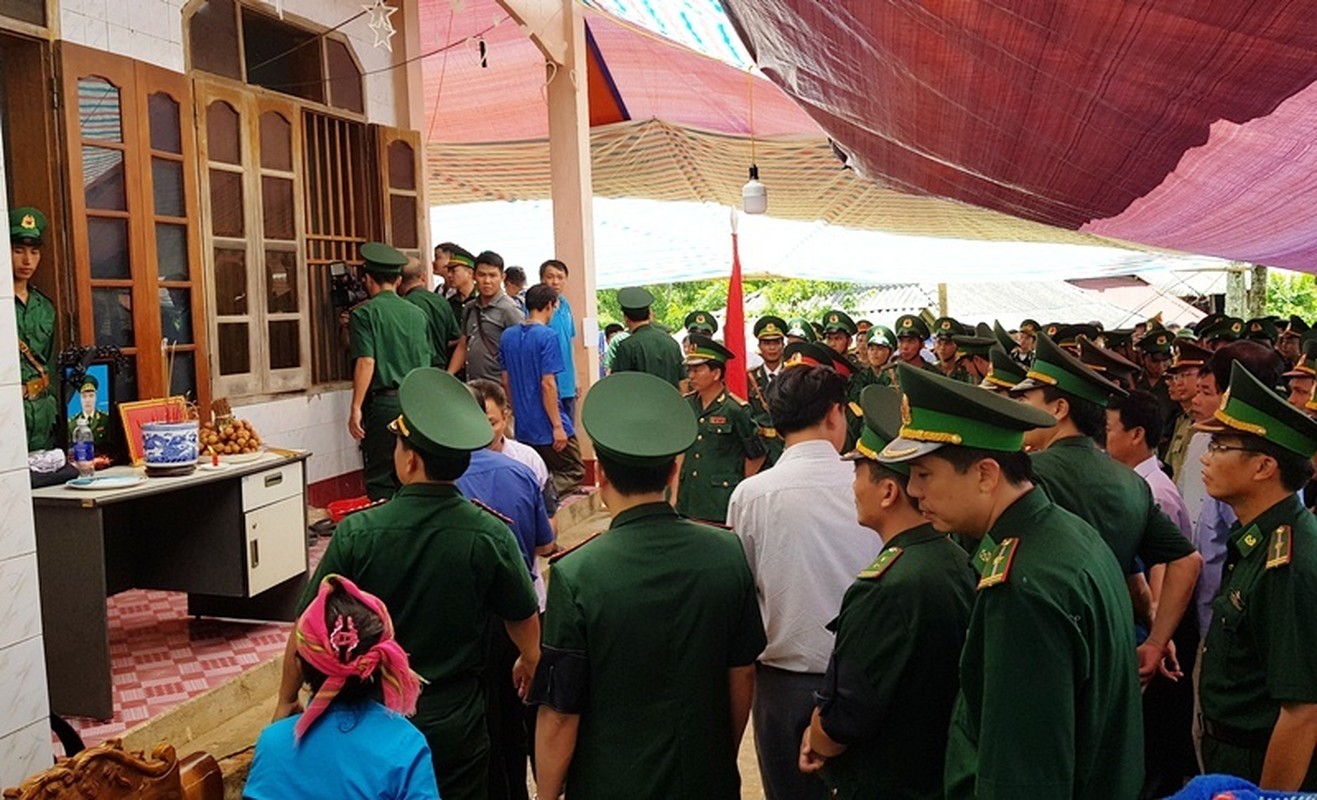 Nguoi dan khoc nhu mua tien dua Thieu ta bien phong Thanh Hoa hi sinh khi bat ma tuy-Hinh-6