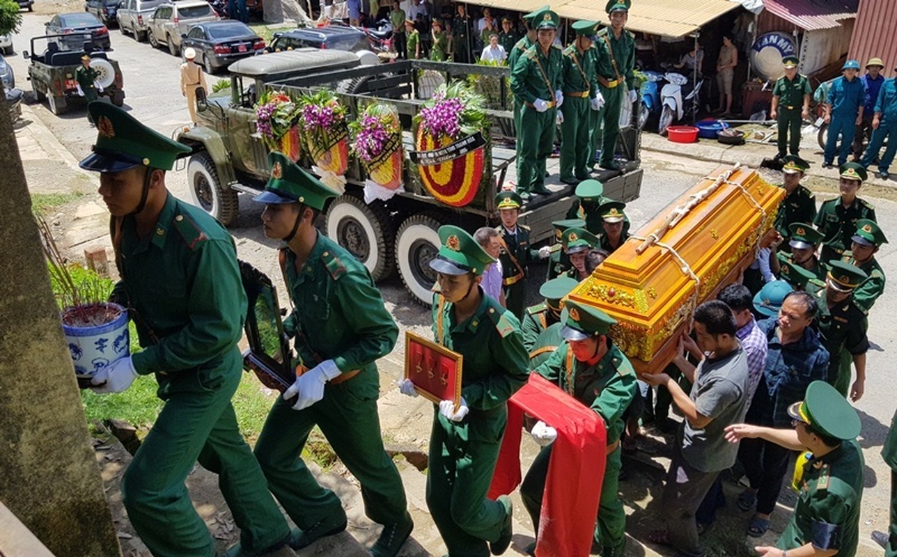 Nguoi dan khoc nhu mua tien dua Thieu ta bien phong Thanh Hoa hi sinh khi bat ma tuy-Hinh-8