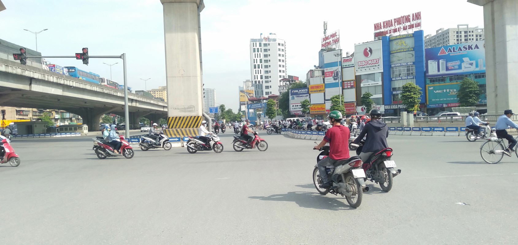 Un tac trong nang nong dau tuan, xe may tran len via he dong nhu kien-Hinh-10