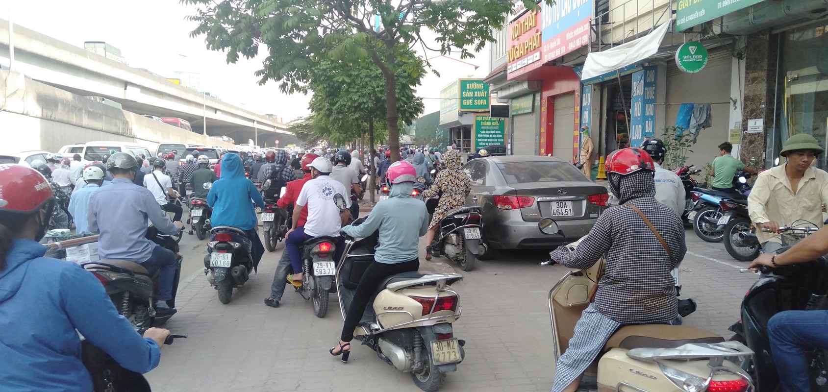 Un tac trong nang nong dau tuan, xe may tran len via he dong nhu kien