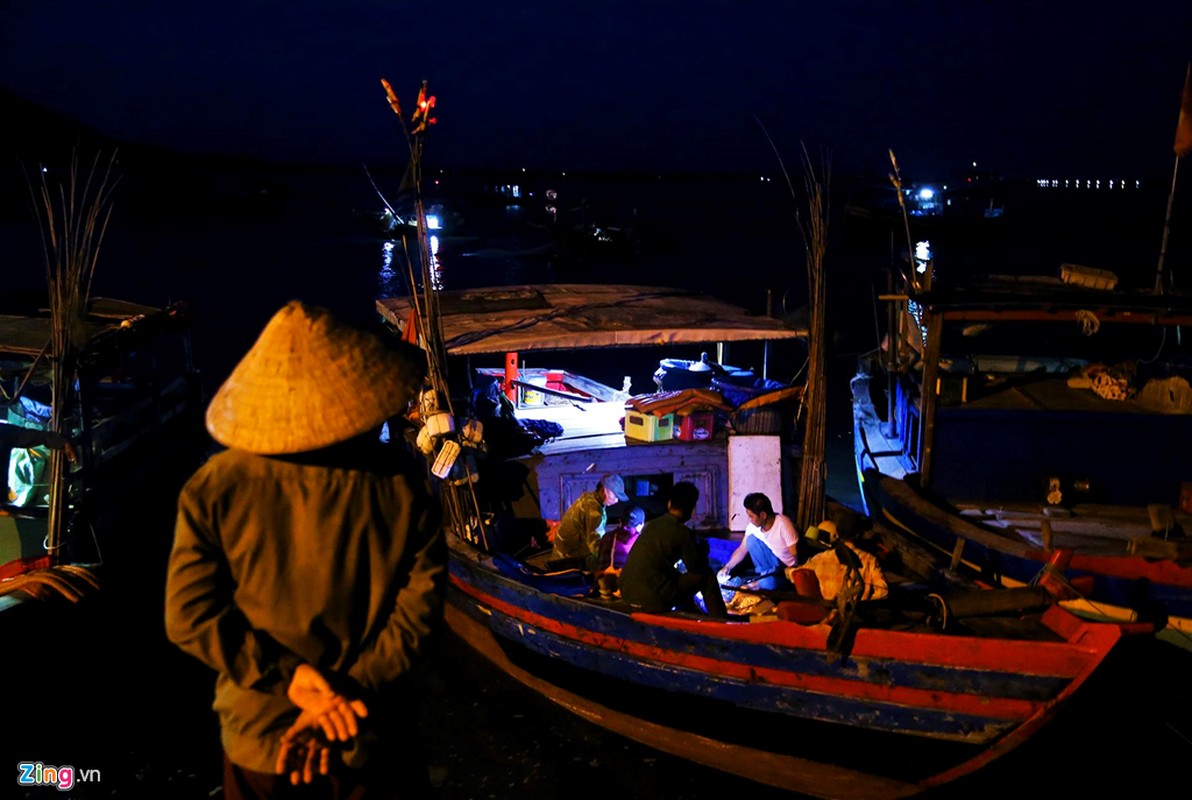 Nhoc nhan nhung nguoi phu nu doi ca ven bien Ha Tinh