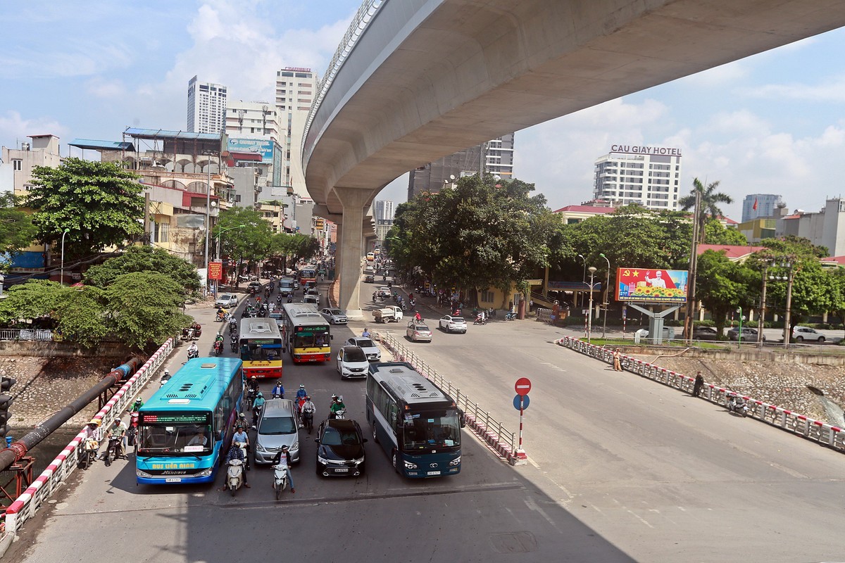 Xay dung gan 11 nam chua hoan thanh, duong sat tren cao co duy nhat tac dung the nay