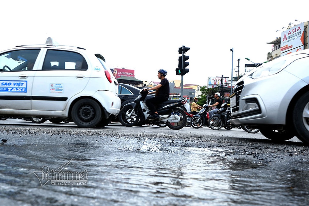 Ha Noi: Nuoc bong dung phun len tu mat duong-Hinh-9