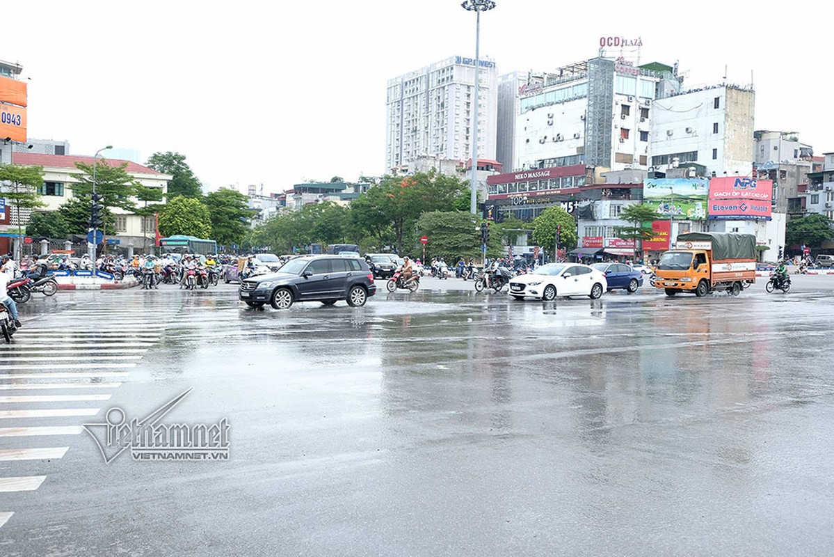 Ha Noi: Nuoc bong dung phun len tu mat duong