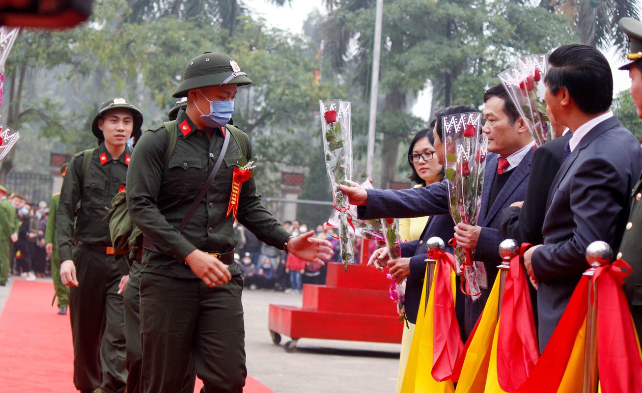 Thanh nien Ha Noi deo khau trang, xuc dong ngay len duong nhap ngu-Hinh-14