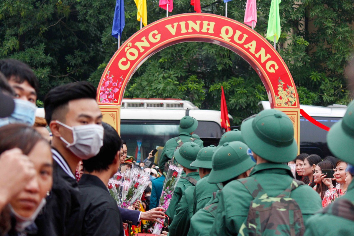 Thanh nien Ha Noi deo khau trang, xuc dong ngay len duong nhap ngu-Hinh-17