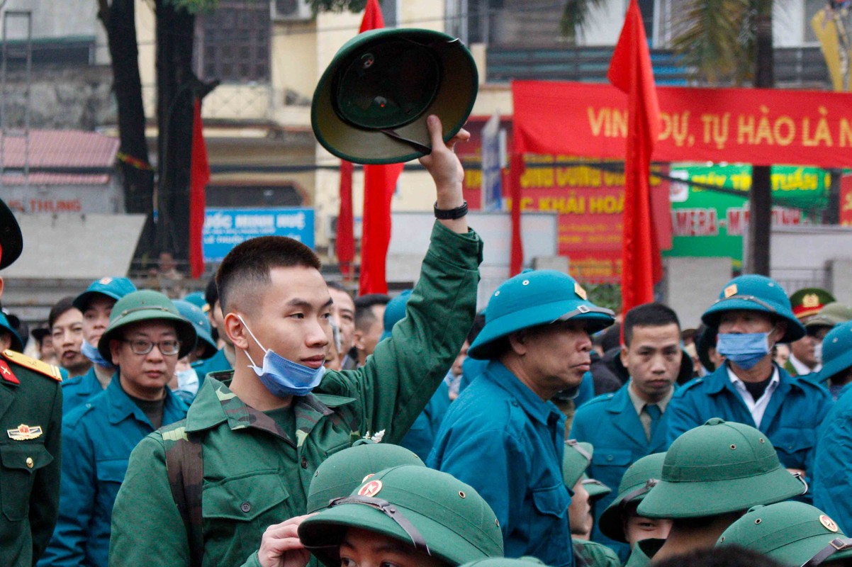 Thanh nien Ha Noi deo khau trang, xuc dong ngay len duong nhap ngu-Hinh-3