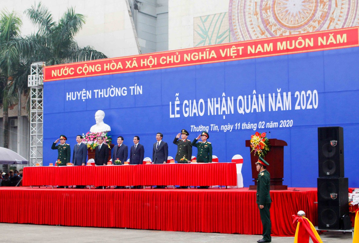 Thanh nien Ha Noi deo khau trang, xuc dong ngay len duong nhap ngu-Hinh-7