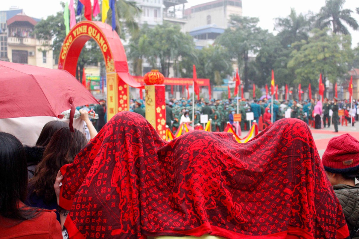 Thanh nien Ha Noi deo khau trang, xuc dong ngay len duong nhap ngu-Hinh-9