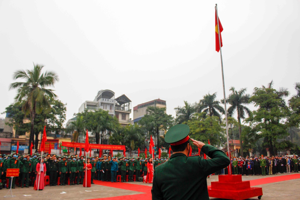 Thanh nien Ha Noi deo khau trang, xuc dong ngay len duong nhap ngu