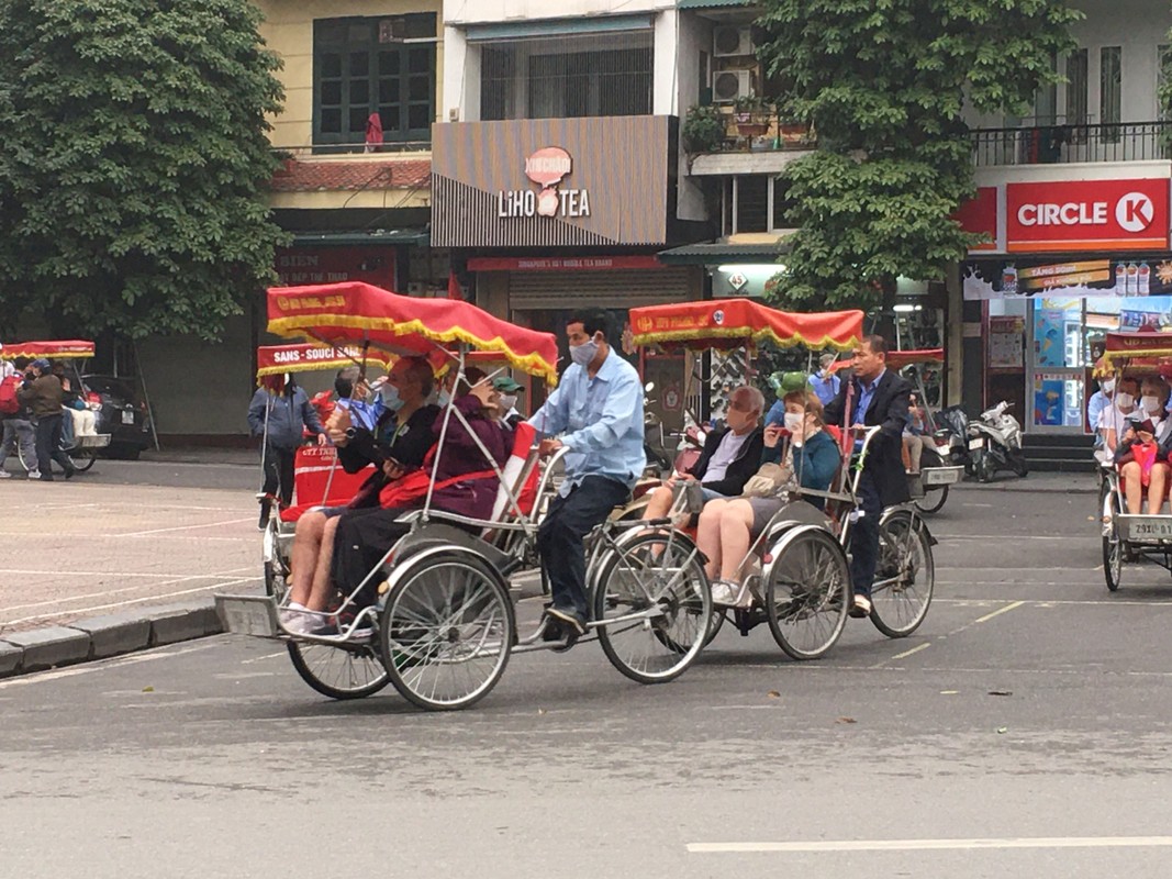 Chong dich Covid-19, Ha Noi bat buoc deo khau trang noi dong nguoi: Khach nuoc ngoai tho o-Hinh-5