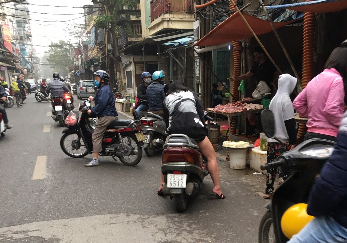 Chong dich Covid-19, Ha Noi bat buoc deo khau trang noi dong nguoi: Khach nuoc ngoai tho o