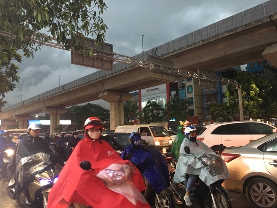 Ha Noi: Nhieu tuyen duong tac nghet trong con mua lon gio tan tam-Hinh-8