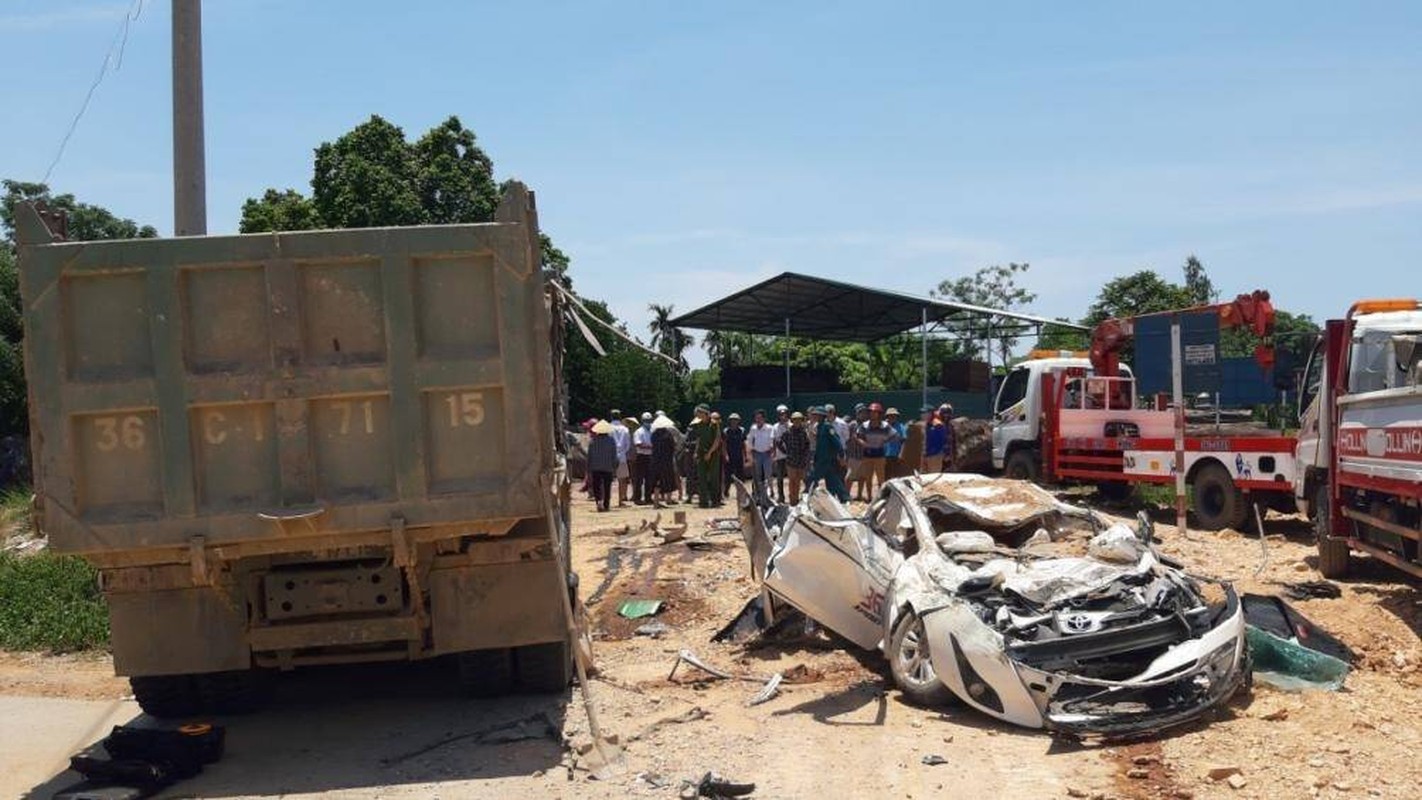 Tin nong ngay 4/6: Xe tai de bep Toyota Vios, canh tuong thuong tam khong ai dam nhin-Hinh-3