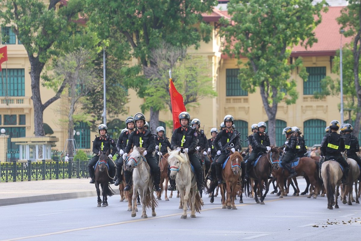 Doan canh sat co dong ky binh dieu hanh truoc quang truong Ba Dinh