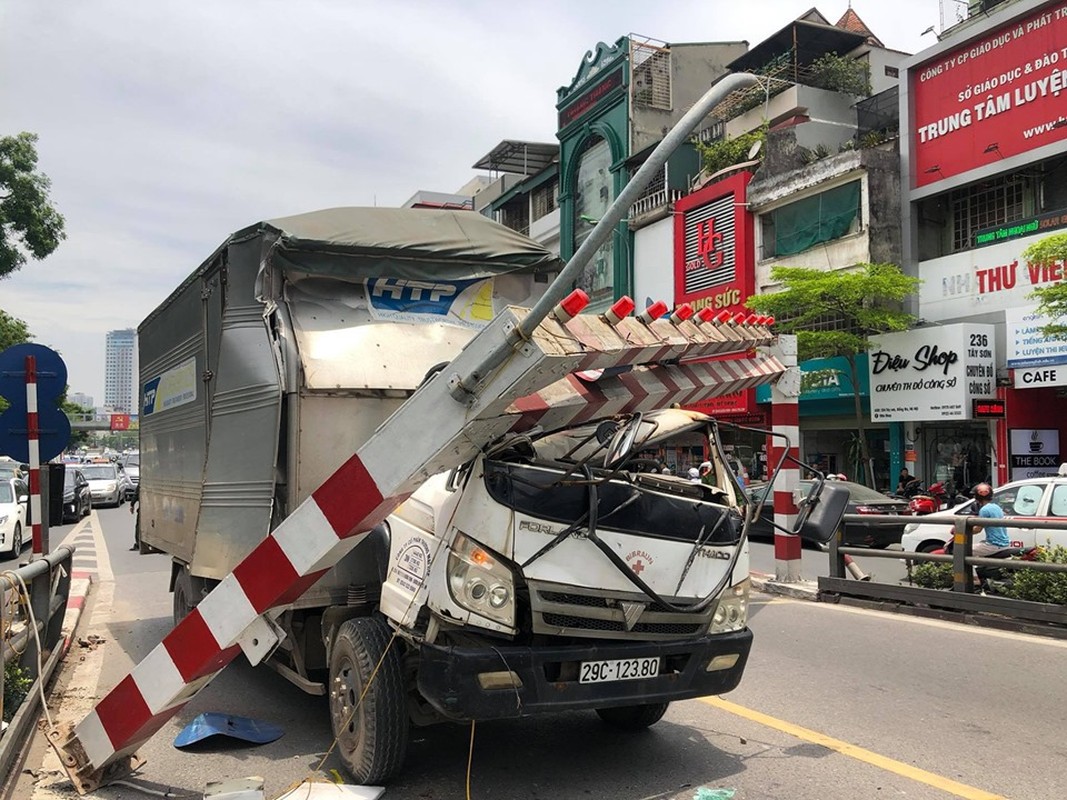 Xe tai mop dau vi dam thanh gioi han chieu cao tren cau-Hinh-7