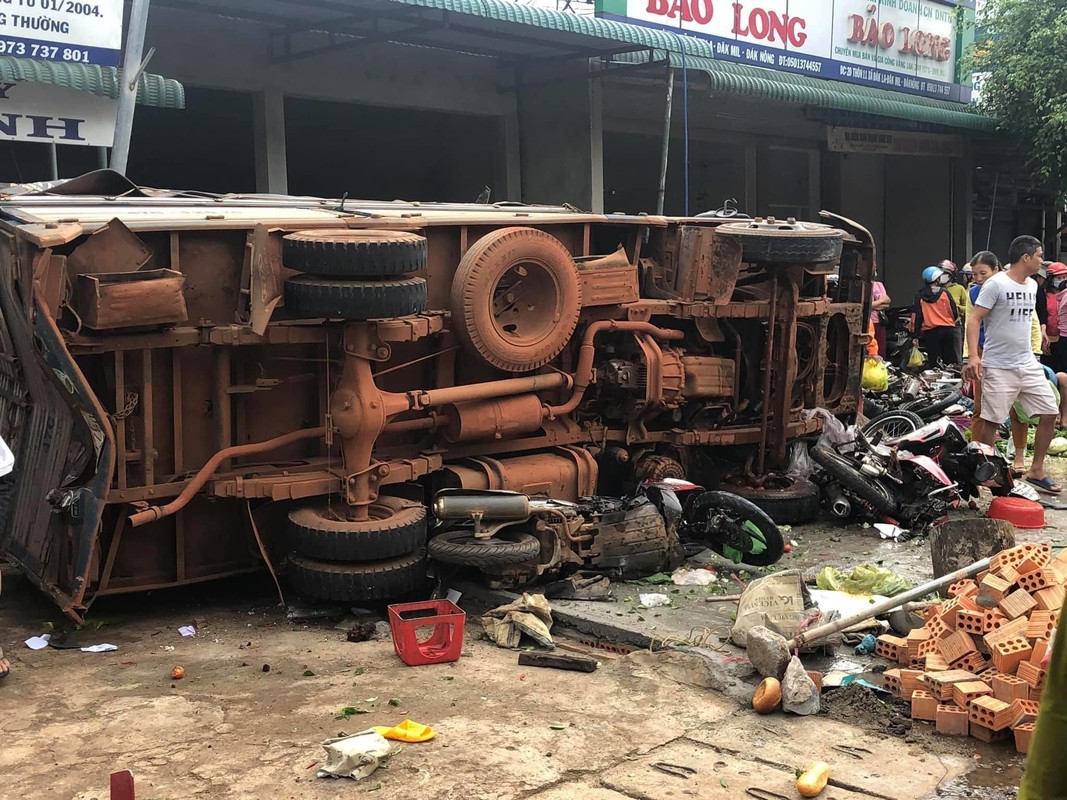 Tin nong ngay 13/6: Dot nhap nha nghi... bat nu sinh vien buon ma tuy