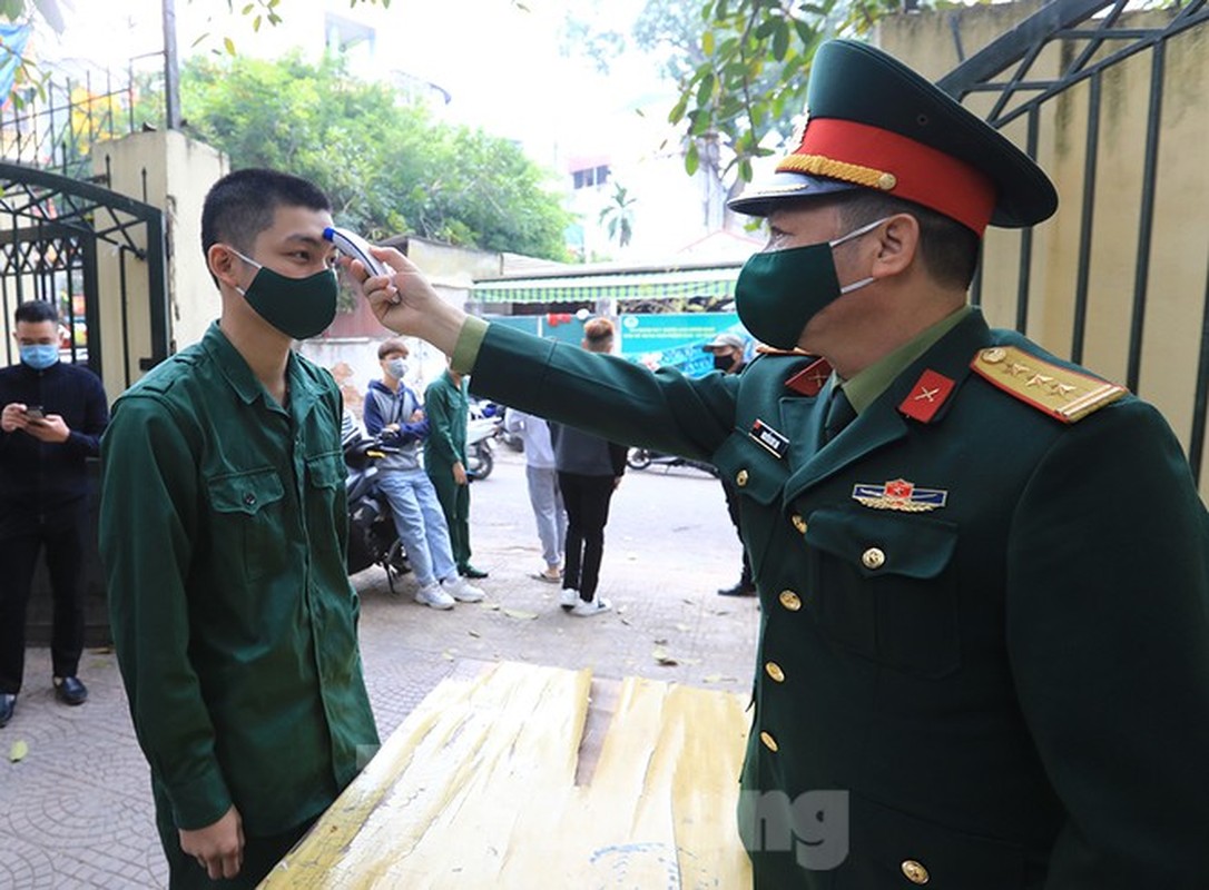 Hang tram tan binh Thu do lay mau xet nghiem SARS-CoV-2