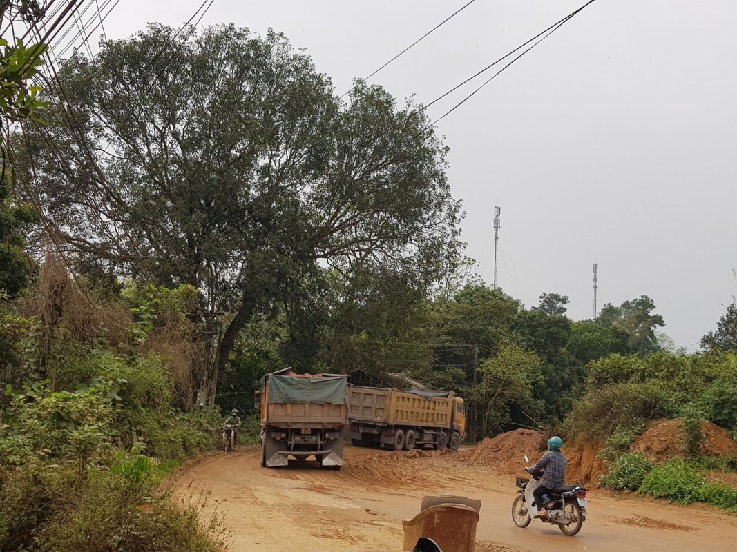 Phu Tho: Nguoi dan “khon kho” vi xe cho dat quan nat con duong-Hinh-3