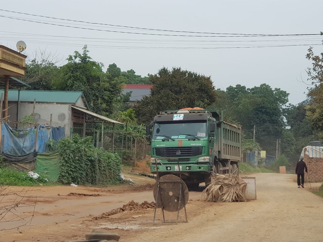 Phu Tho: Nguoi dan “khon kho” vi xe cho dat quan nat con duong-Hinh-4