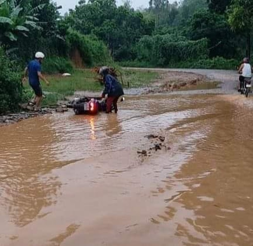 Phu Tho: Nguoi dan “khon kho” vi xe cho dat quan nat con duong-Hinh-8