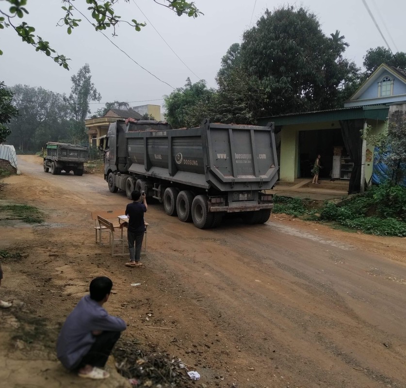 Phu Tho: Nguoi dan “khon kho” vi xe cho dat quan nat con duong-Hinh-9