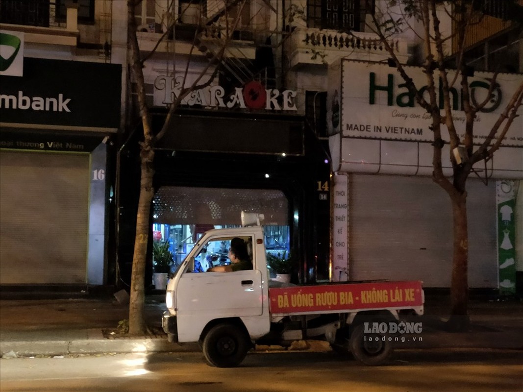 Ha Noi: Nhieu nguoi “ngam ngui” ra ve khi bar, karaoke phai dong cua-Hinh-6