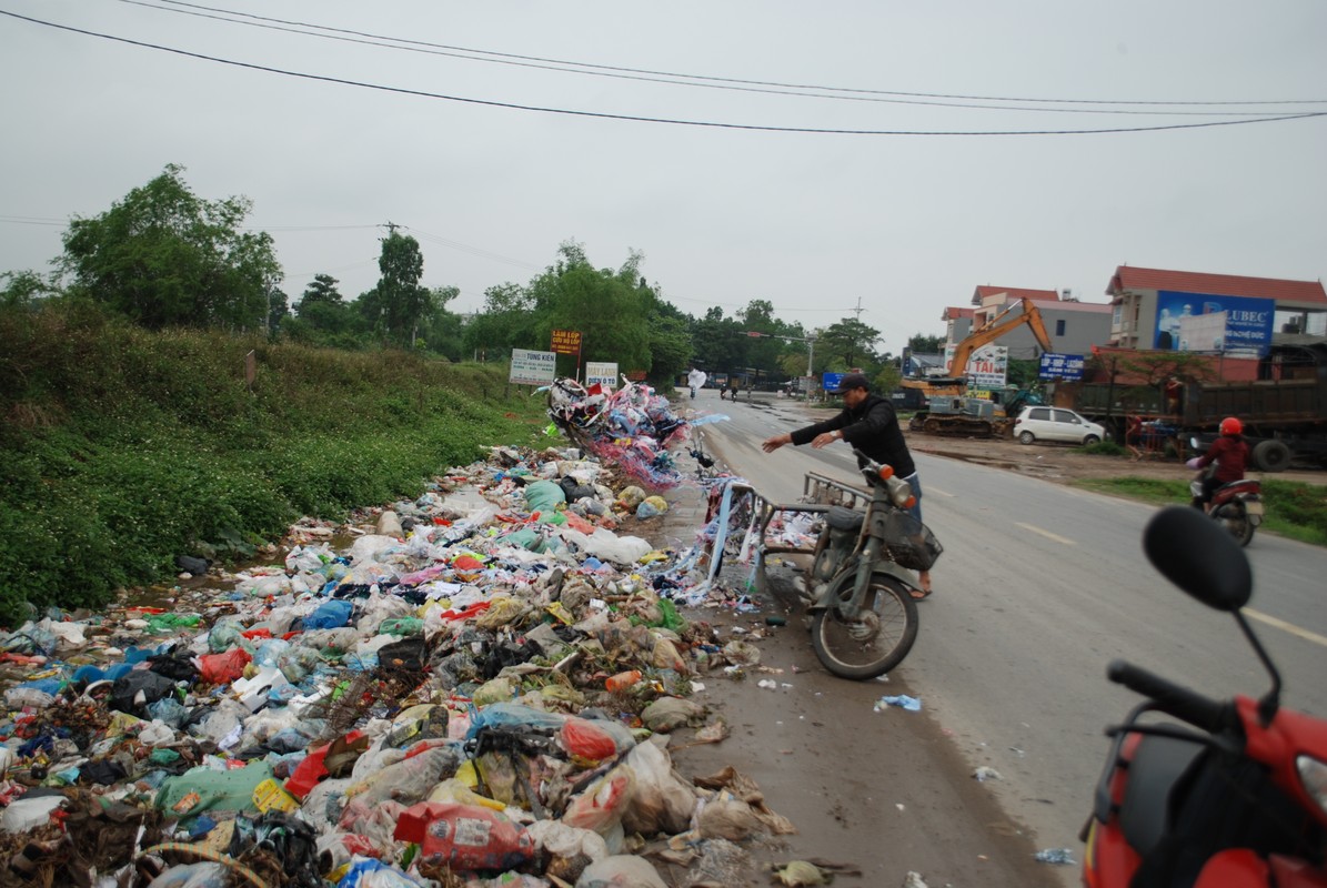 Ha Noi: Tuc mat voi dong rac thai chinh inh tren duong 32C-Hinh-3