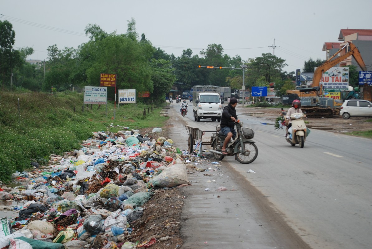 Ha Noi: Tuc mat voi dong rac thai chinh inh tren duong 32C-Hinh-6