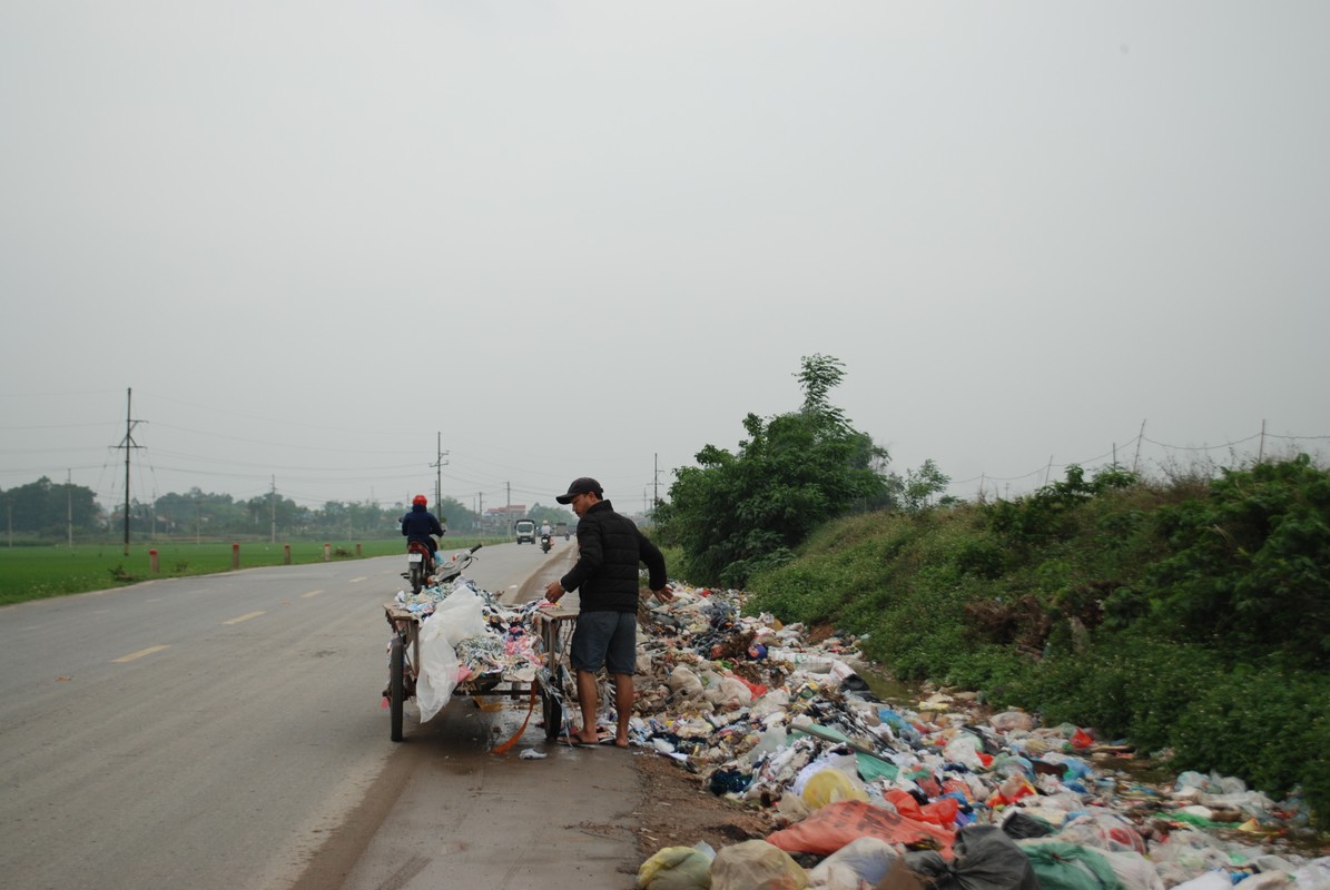 Ha Noi: Tuc mat voi dong rac thai chinh inh tren duong 32C