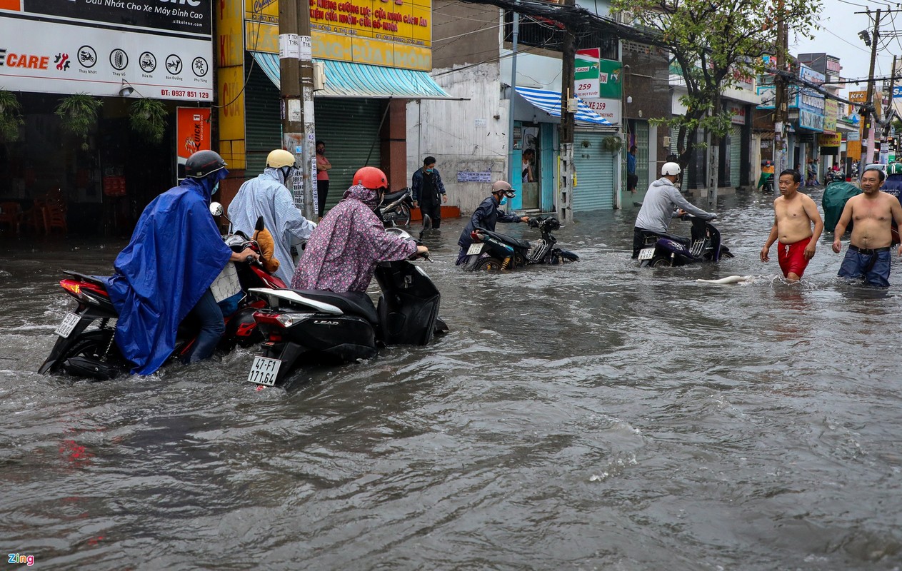 Nguoi dan vat lon trong tran mua lut banh xe o TP Thu Duc