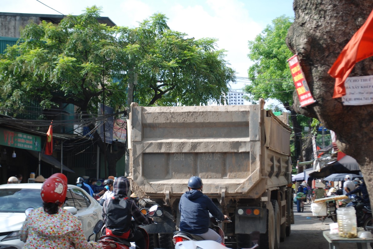 Ha Noi: Dan buc xuc vi xe tai 