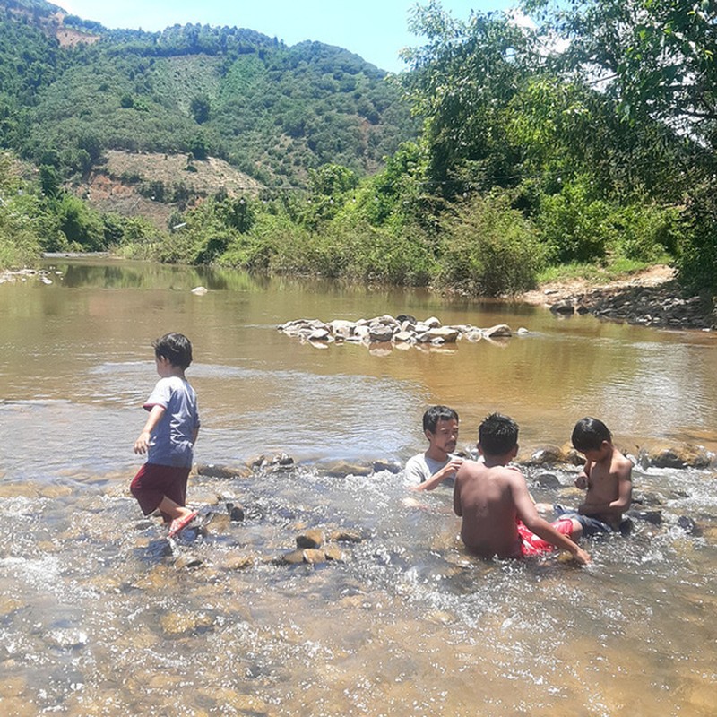 Ban het tai san, cap vo chong Vung Tau dap xe cho 2 con nho di phuot khap Viet Nam-Hinh-6