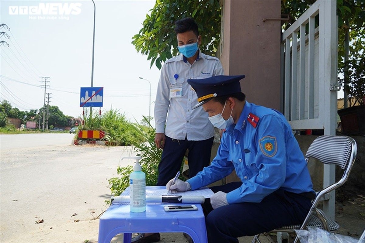 Anh: Ha Noi kiem tra quy dinh phong dich COVID-19 tren cac phuong tien cong cong-Hinh-4