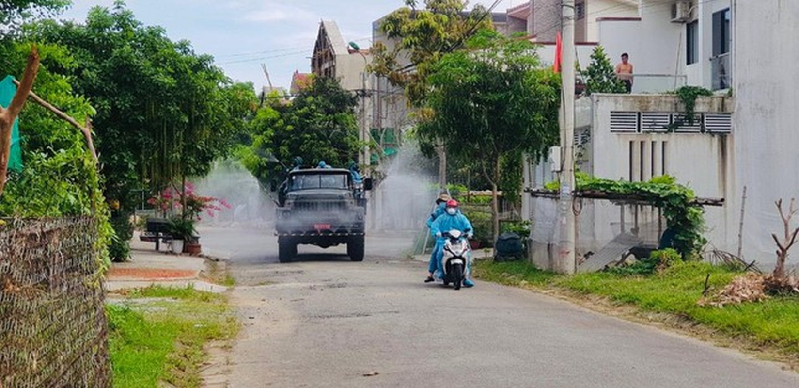 Quan doi phun hoa chat khu khuan tai 'diem nong' COVID-19 o Ha Tinh-Hinh-7