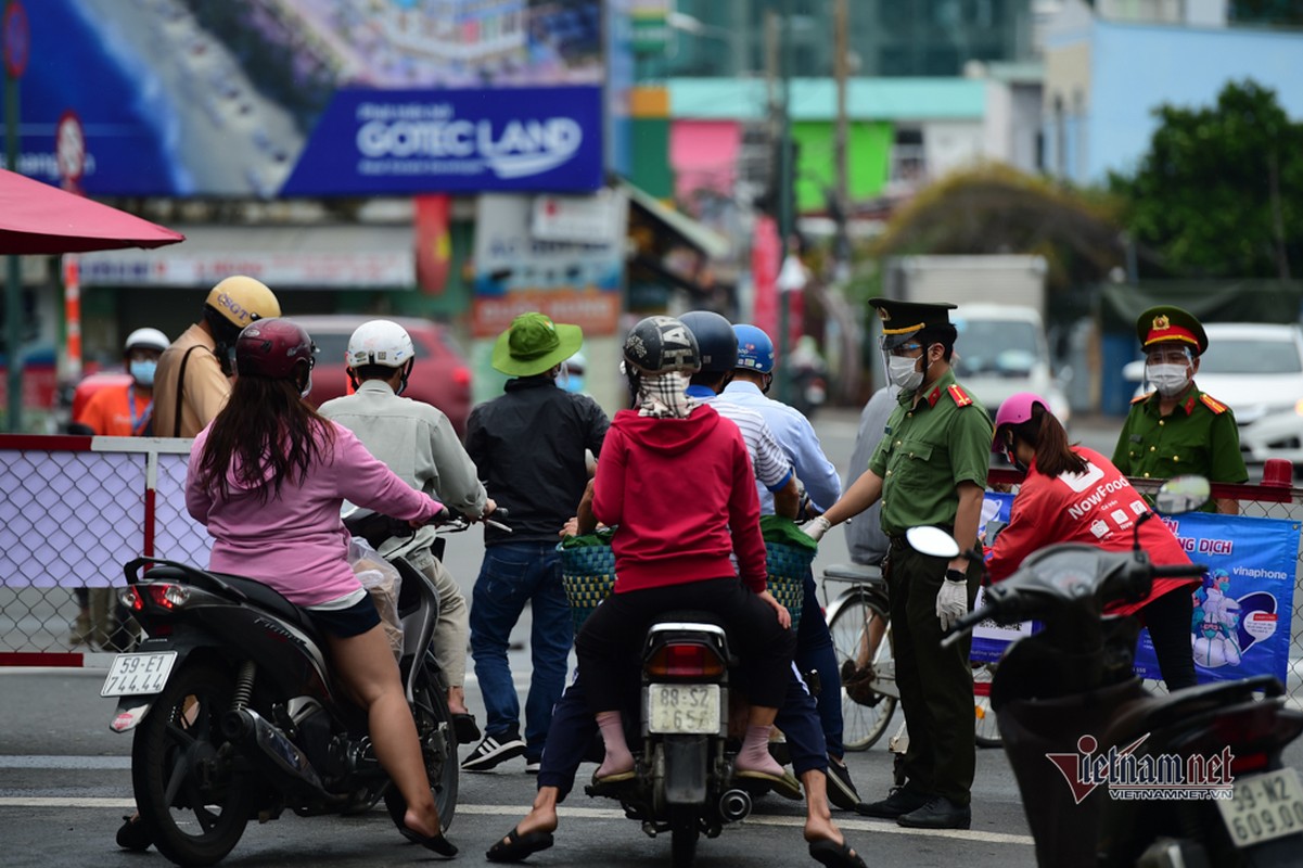 Cuoc song trong khu cach ly Go Vap, co ban hang quang 2 khau trang-Hinh-6