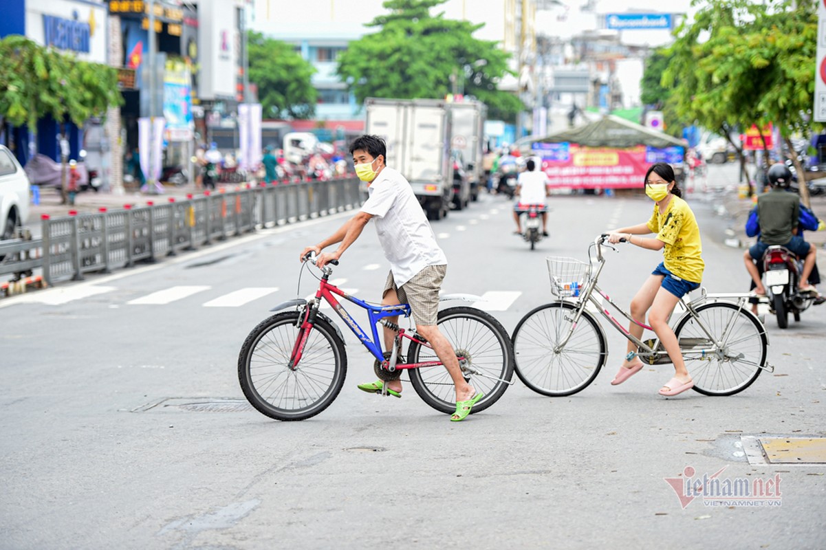 Cuoc song trong khu cach ly Go Vap, co ban hang quang 2 khau trang-Hinh-8