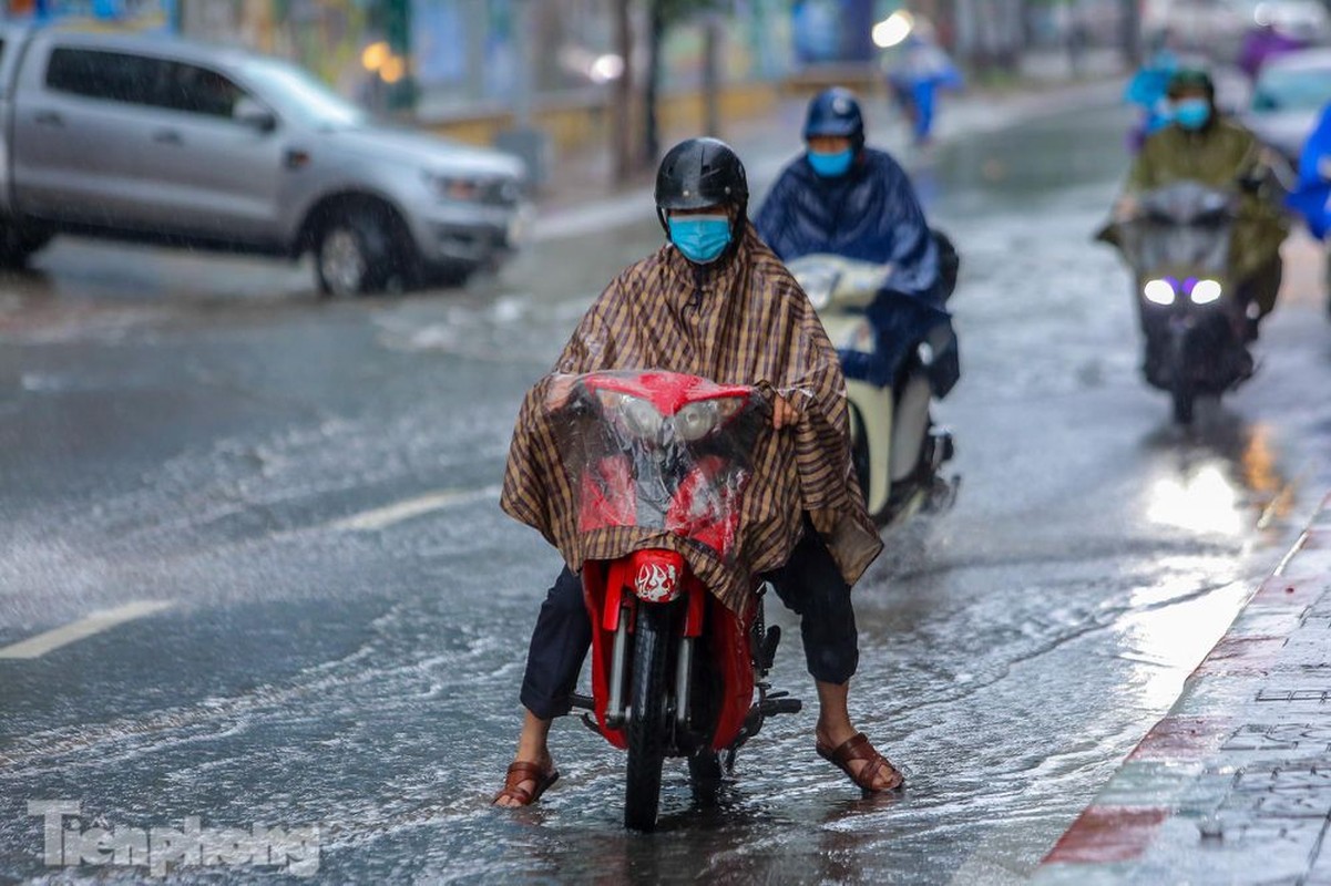 Troi mua, duong Ha Noi ken cung o to, xe may, nhich tung chut mot-Hinh-9