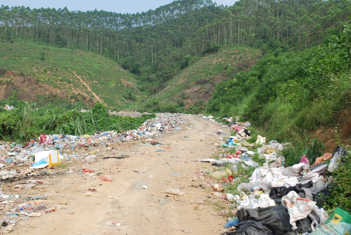 Phu Tho: Nguoi dan khon kho vi “song chung” voi “nui rac khong lo“-Hinh-5