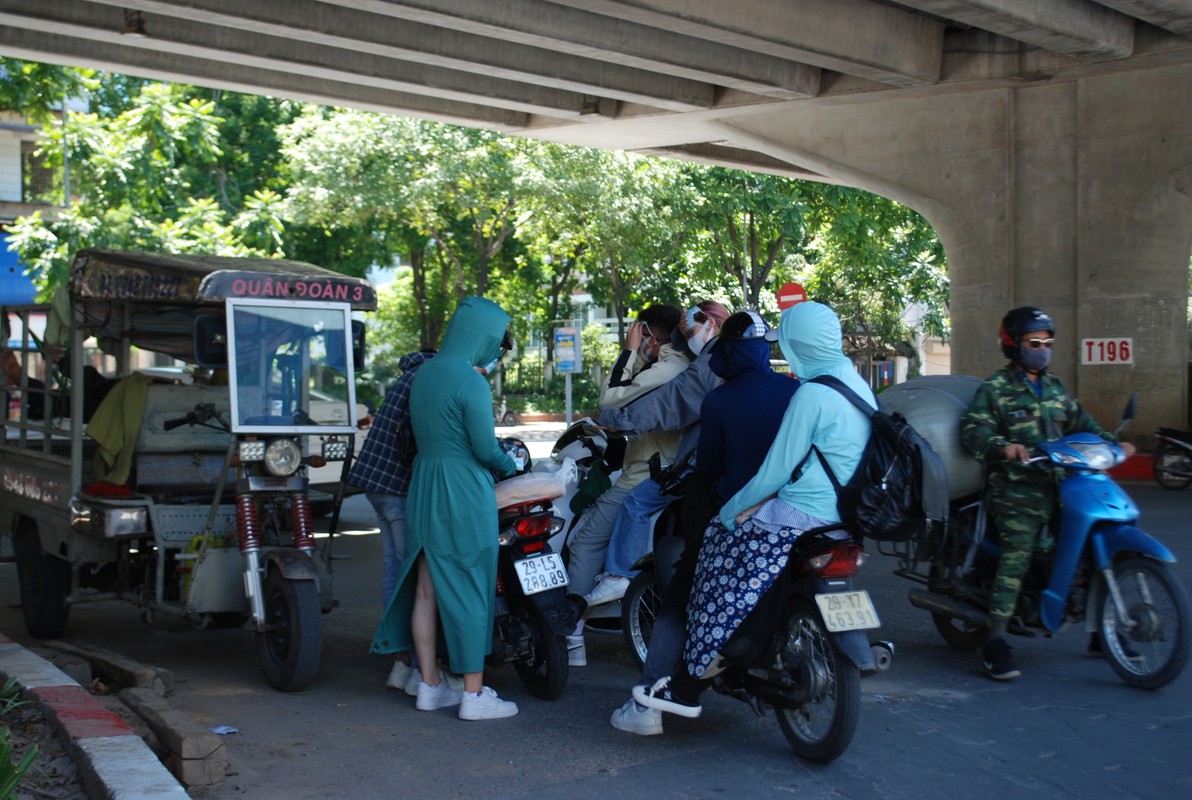 Ha Noi: Nhoc nhan “kiep muu sinh” duoi cai nang nhu do lua-Hinh-10