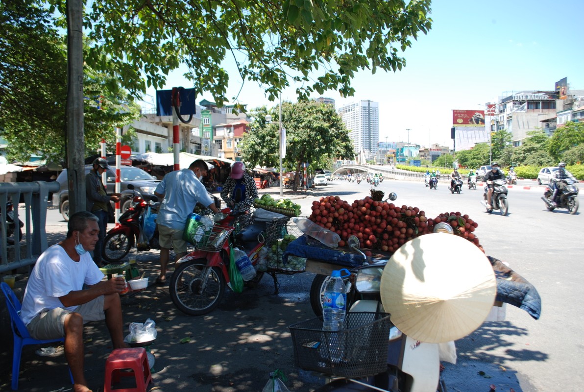 Ha Noi: Nhoc nhan “kiep muu sinh” duoi cai nang nhu do lua-Hinh-3