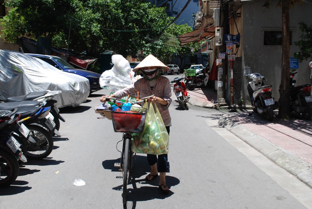 Ha Noi: Nhoc nhan “kiep muu sinh” duoi cai nang nhu do lua-Hinh-4