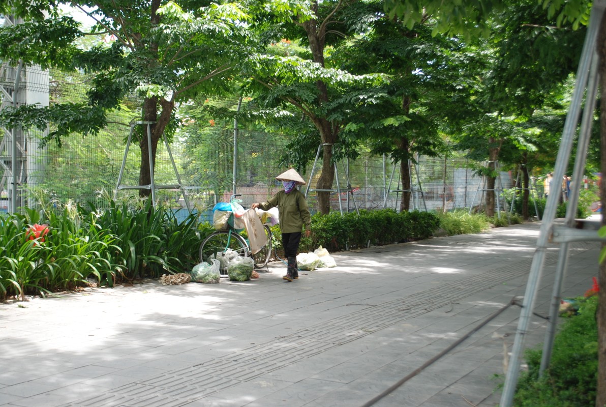 Ha Noi nong gan 40 do, nguoi lao dong tron nang the nao?-Hinh-3